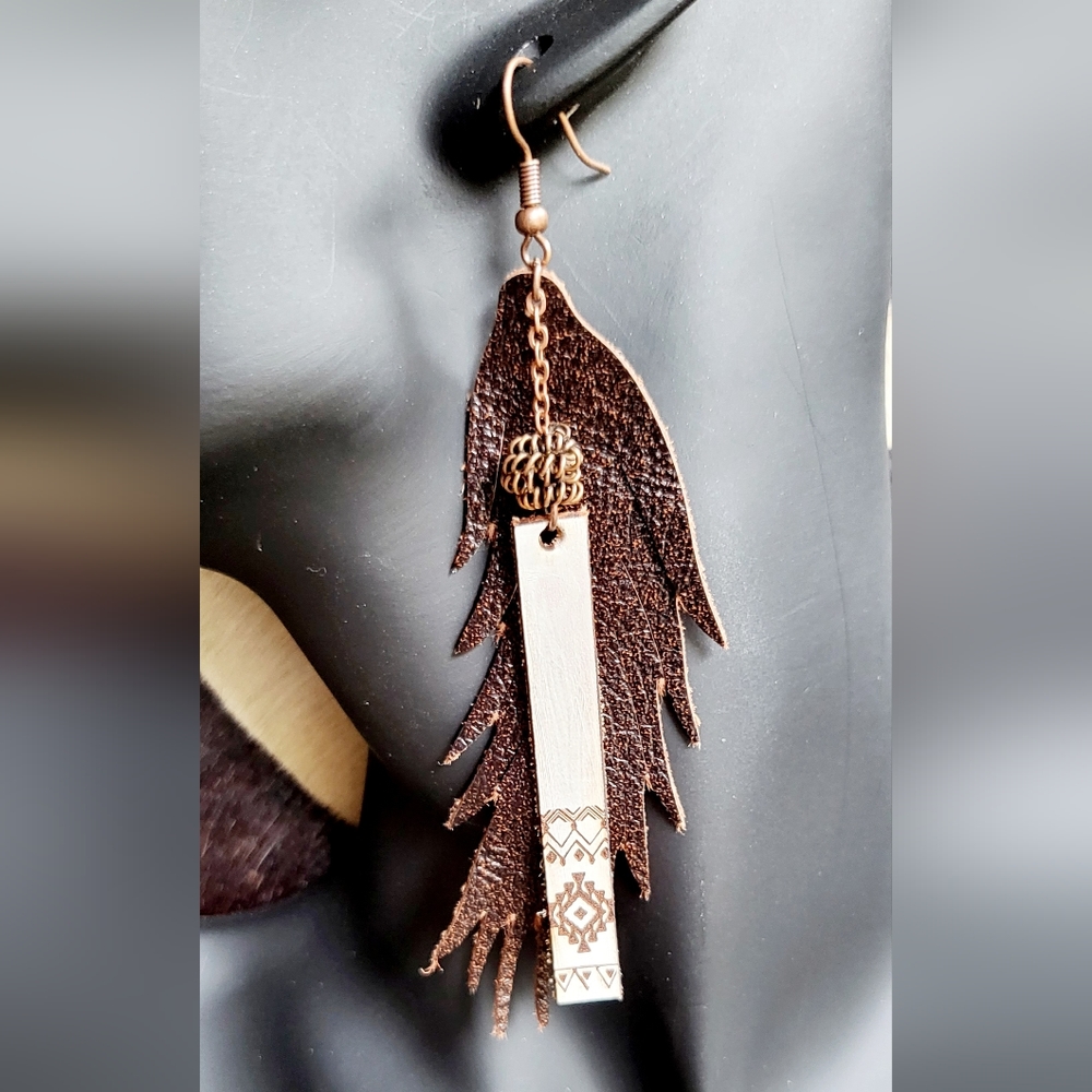Genuine western style leather feather earrings with bronze chain and beads - Picture 3 of 4